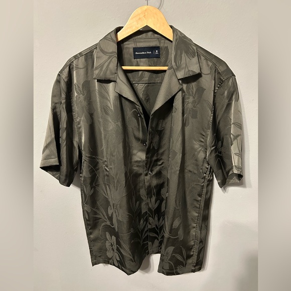 Abercrombie & Fitch Olive Camp Collar Silky Button-Up Shirt - Medium - Picture 1 of 2